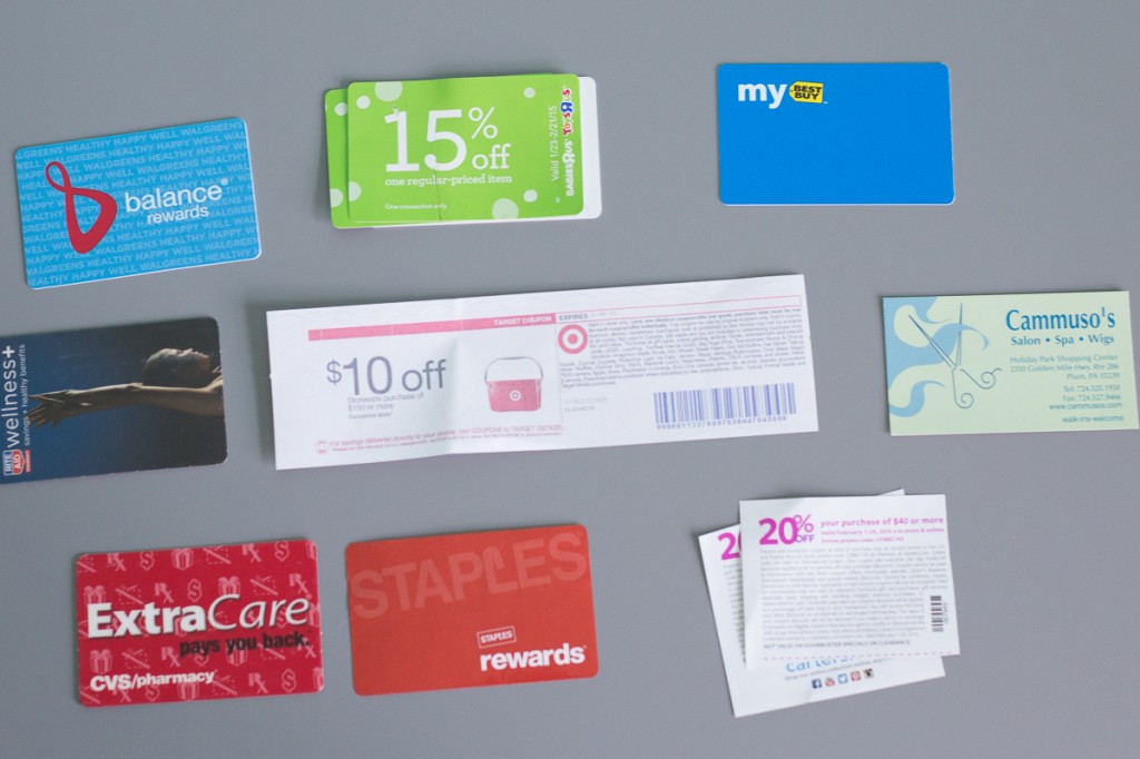 How to organize your coupons and store loyalty inside your purse (on a $5 budget). No more rifling through your purse trying to find the right store loyalty card or coupon. Now you all you cards and coupons will be completely organized!