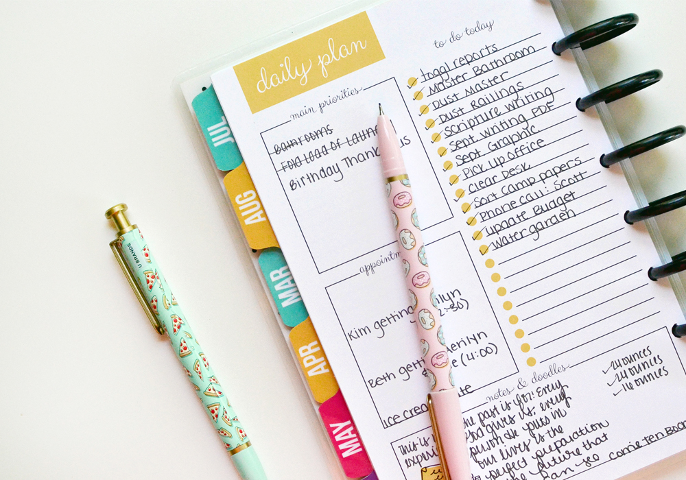 Goal Setting 101: an inside look at how one busy mom sets goals. Have you ever wanted see inside someone else's goal planner? Now is your chance! I'm showing how I set meaningful goals so that I can actually achieve my goals by using the goal setting workbook pages in the Sweet Life Planner. #goalsetting #goalplanning #goalplanner #goalsettingworkbook #goalsettingmom