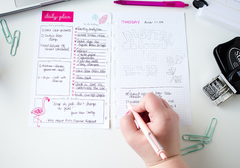 Get an inside look at Shaina's life planner - plan with me style. She'll take you inside her Sweet Life Planner to show you how she uses her discbound planner and bullet journaling together. 