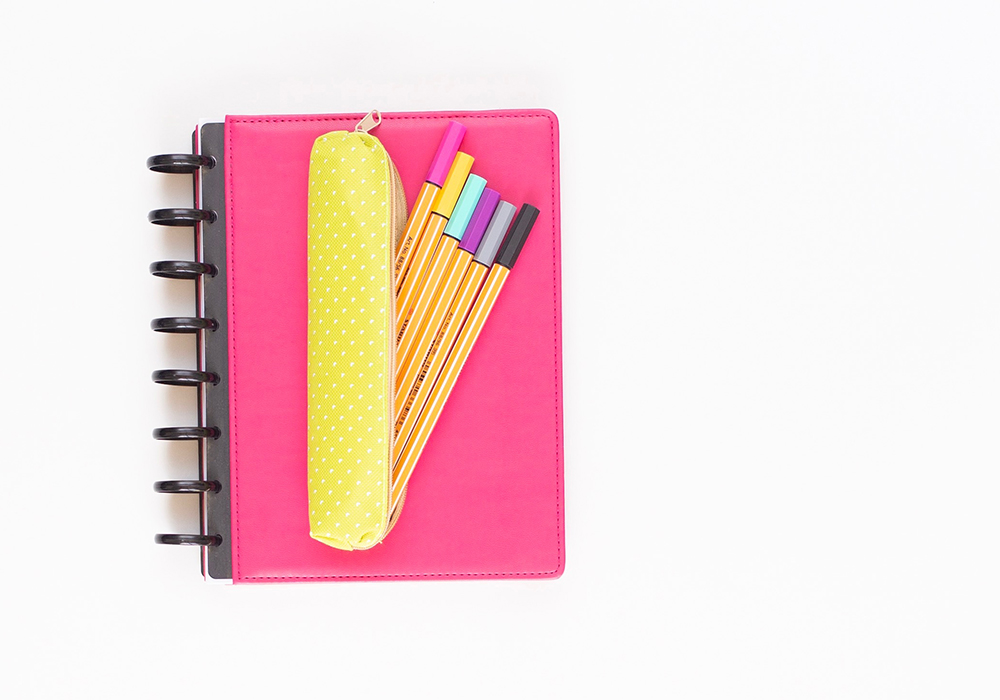 Planner girls love writing with the best pens. We've done a round up of dozens of pens and written with them all so we can tell which pens are best for writing in your planner