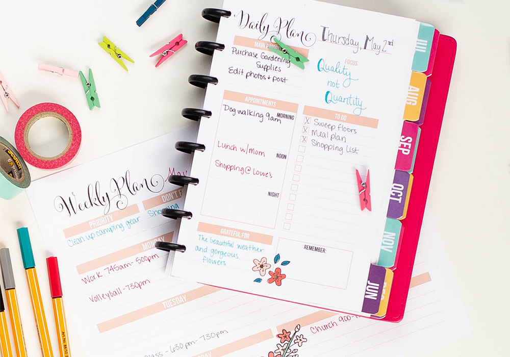 Free printable weekly planner! This month's printable weekly planner is available in the darling cherry blossom theme. 