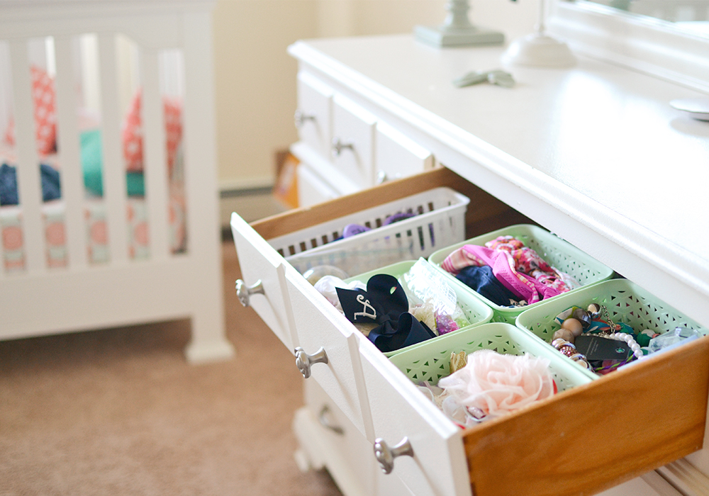 Follow these 5 easy rules for easier decluttering (and happier homes!) with kids. Guest post from Sarah Mueller of Early Bird Mom.