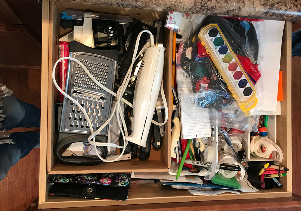  Anyone else dread junk drawer organization? The kitchen junk drawer just seems to breed more and more stuff. Here's our easy solution to tackling that mess!